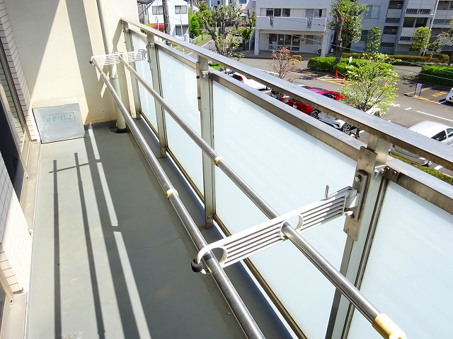 バルコニー　南向きで日当り燦々のバルコニー。洗濯物を気持ち良く干せます！