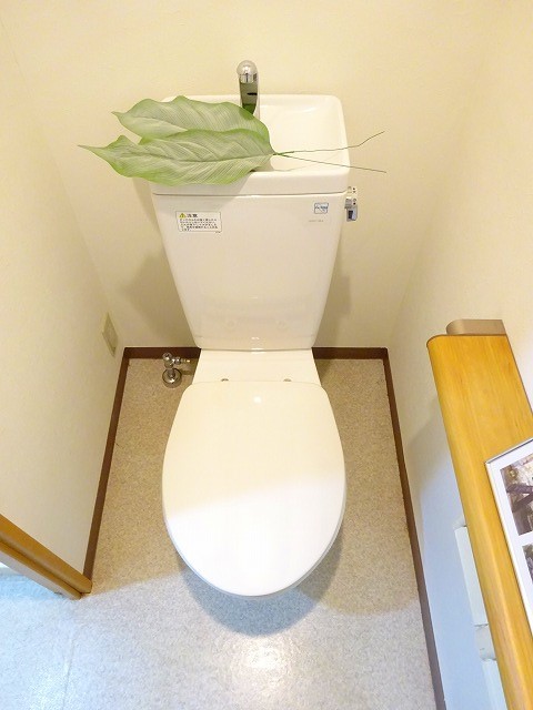 トイレ　スマホ等を於いて頂けるスペース付きのトイレです。