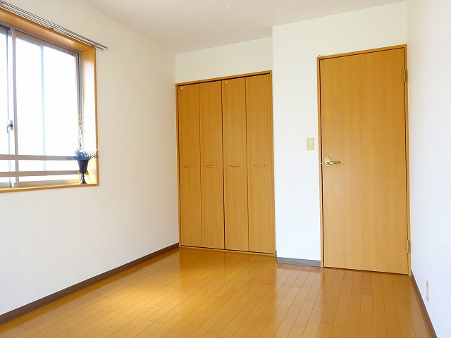 その他設備　南西角部屋居室。しっかりとしたクローゼット付のお部屋です。