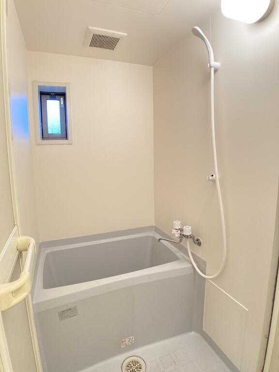 バス・シャワールーム　小窓付きの換気の良いバスルームです♪
