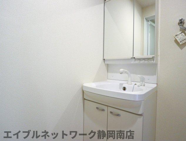 洗面設備　明るい洗面所です