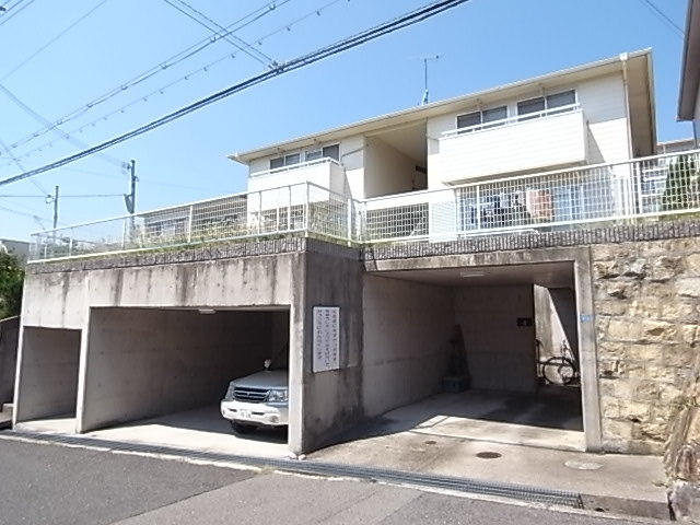 神戸市垂水区青山台のアパートの建物外観