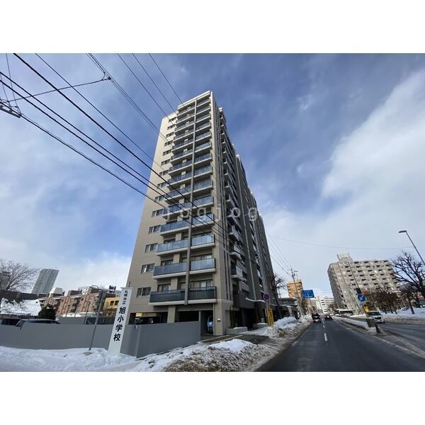 【札幌市豊平区水車町のマンションの建物外観】