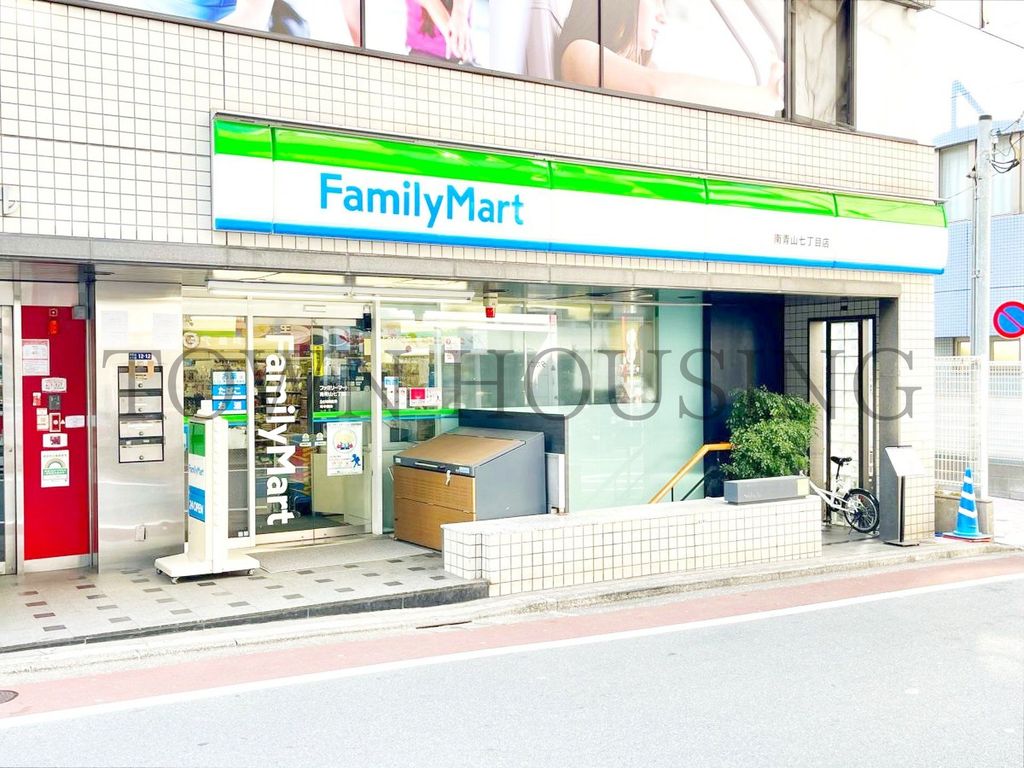 【港区南青山のマンションのコンビニ】