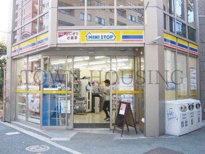 【港区南青山のマンションのコンビニ】