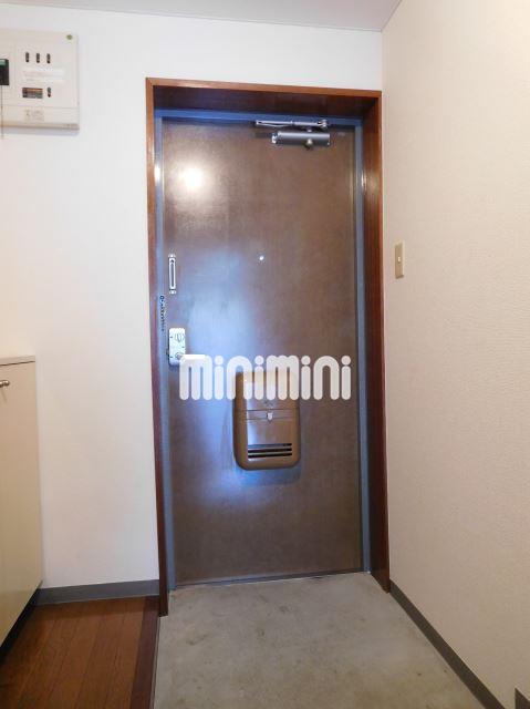 玄関　下駄箱、ポスト付きの玄関です