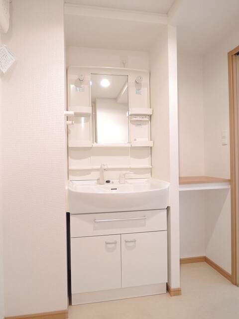 洗面設備　温水シャワーで朝シャンもOK