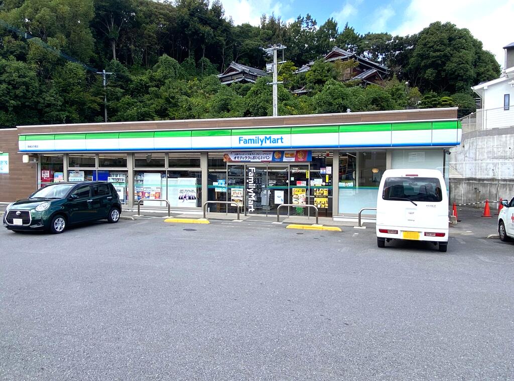 コンビニ　ファミリーマート長崎女の都店（コンビニ）まで743m