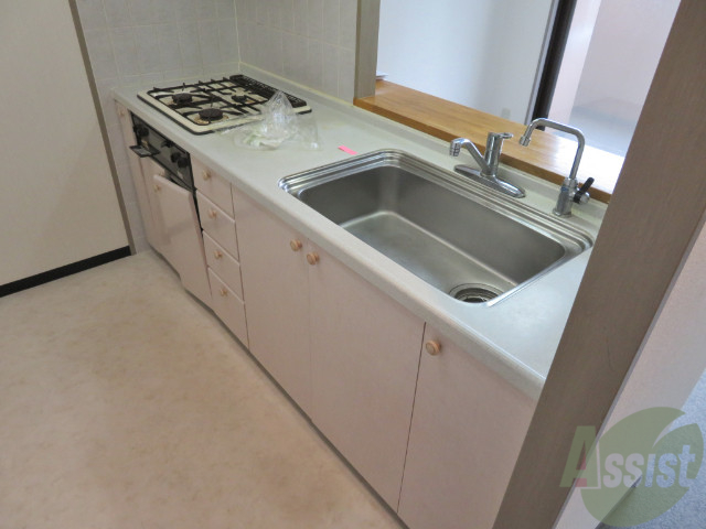 キッチン　キッチンはカウンターキッチンで三口ございます。