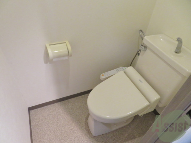 トイレ　トイレは嬉しい温水洗浄便座です。多機能ですよ