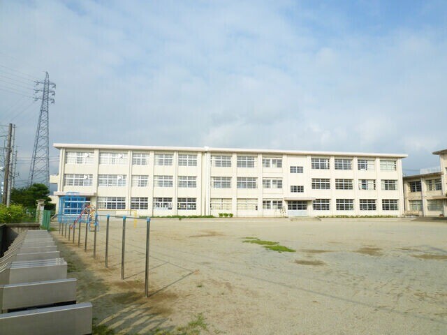 小学校　松阪市立松尾小学校（小学校）まで1611m