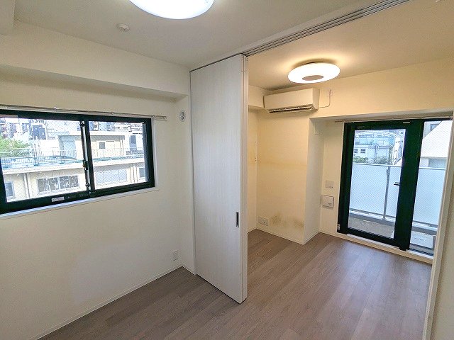 居室・リビング　DKと洋室に照明付き、洋室にエアコン付き、インターネット無料