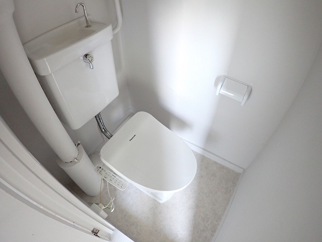 トイレ　温水洗浄暖房便座です