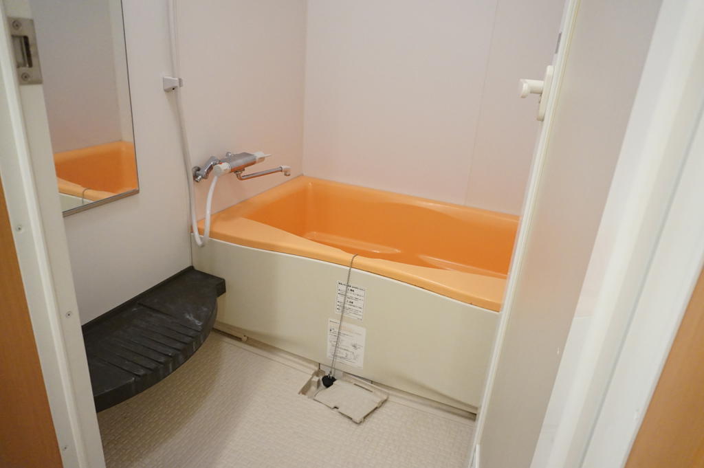 バス・シャワールーム　同物件別部屋(左右反転間取り)の写真です。