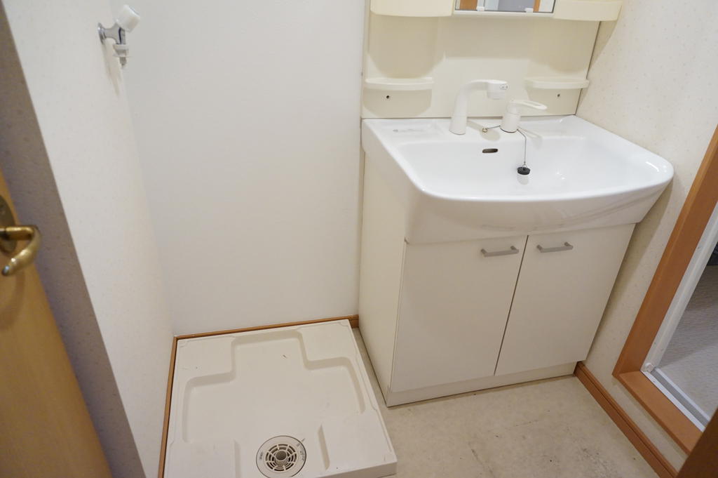 洗面設備　同物件別部屋(左右反転間取り)の写真です。