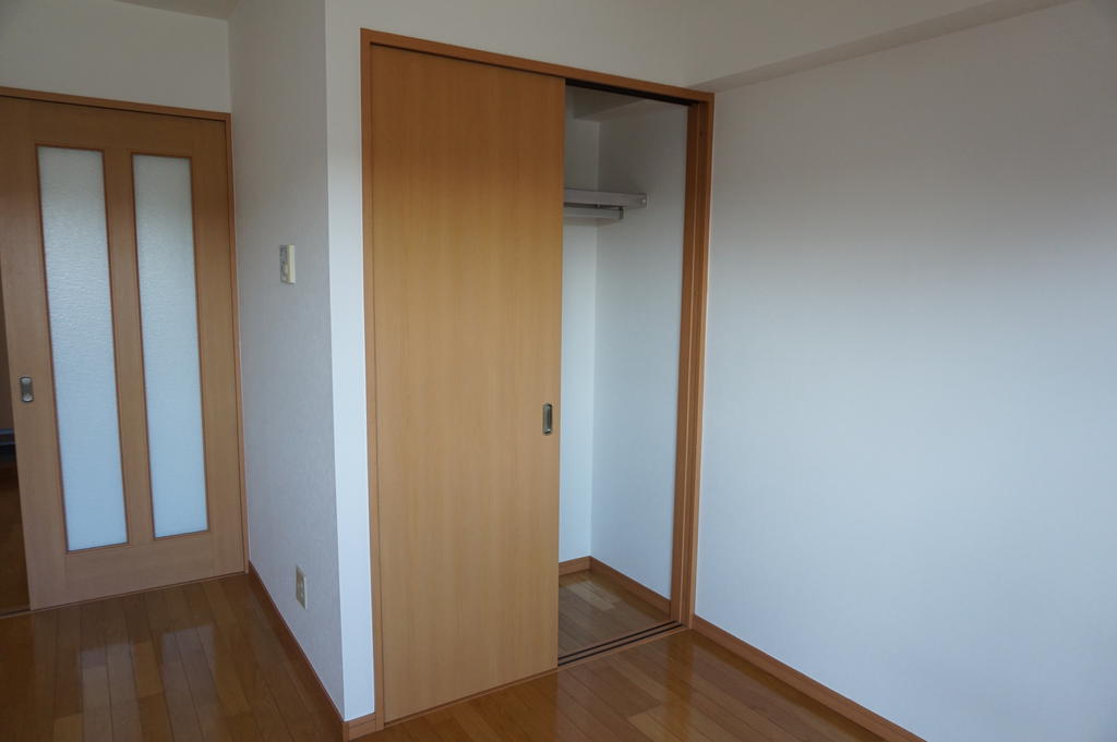 収納　同物件別部屋(左右反転間取り)の写真です。