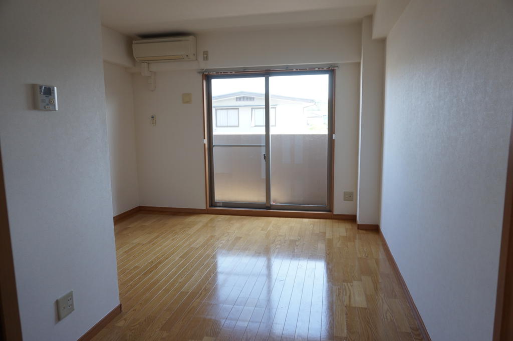 居室・リビング　同物件別部屋(左右反転間取り)の写真です。