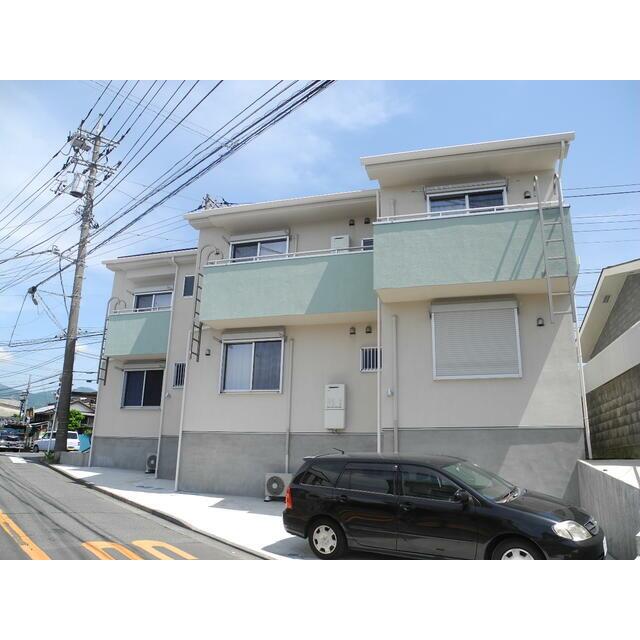 建物外観　１階ですが、居室窓からは高低差あります。