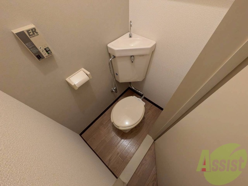 トイレ　トイレです。タオル掛けもついて便利ですね。