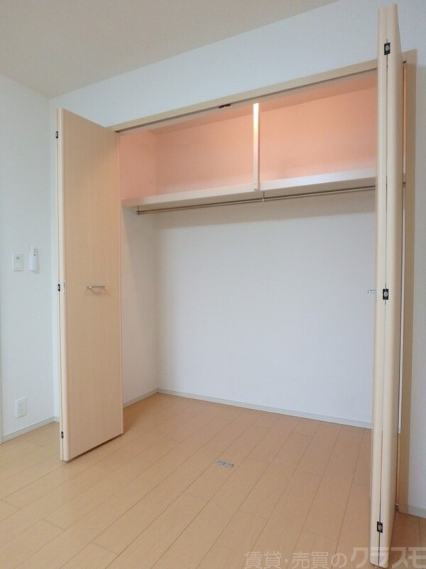 収納　洋室の壁一面に設置されたクローゼットです♪