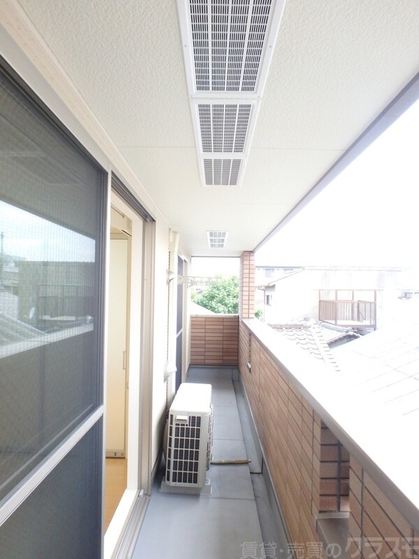 バルコニー　間口の広いバルコニー、南向きです！