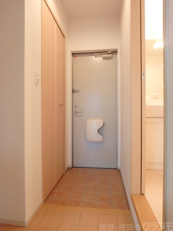 玄関　シューズインクローゼットが写真の左側にございます♪