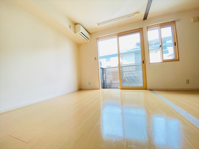 居室・リビング　同一建物内１０２号室内装写真転載
