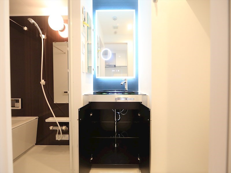 洗面設備　脱衣所　オシャレな独立洗面台　収納スペース有