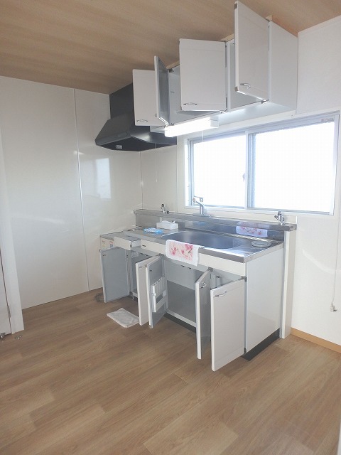 キッチン　窓付きで明るいですね☆