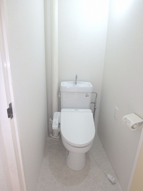 トイレ　温水洗浄便座は残置物ですが、付いています☆