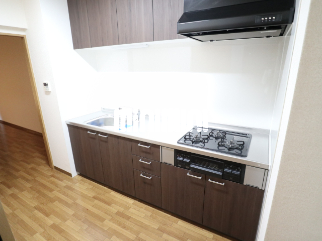 キッチン　３口コンロのシステムキッチンです