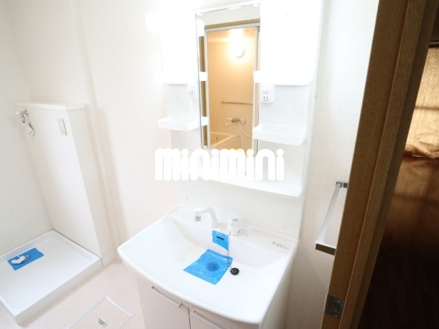 洗面設備　シャワー付き独立洗面台です