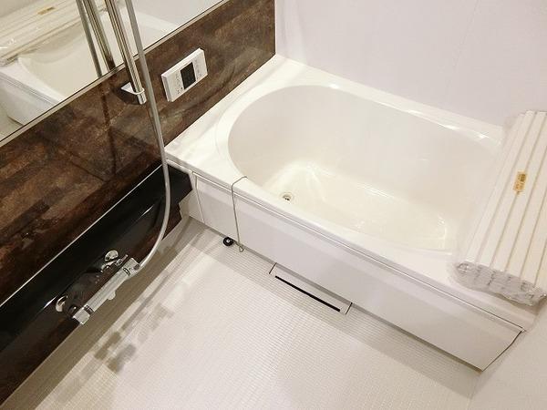バス・シャワールーム　浴室乾燥機、追焚機能付の広々バスルーム！