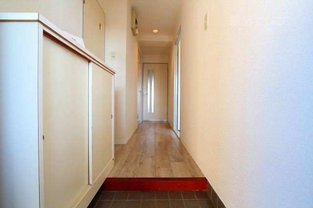 玄関　光のはいる明るい玄関です。