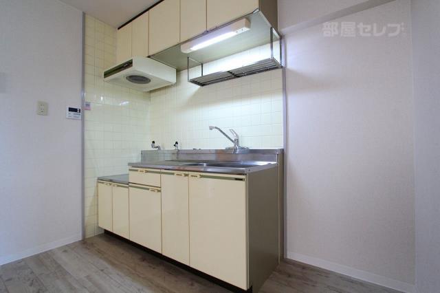 キッチン　タイルの壁なので、お掃除もらくらく。