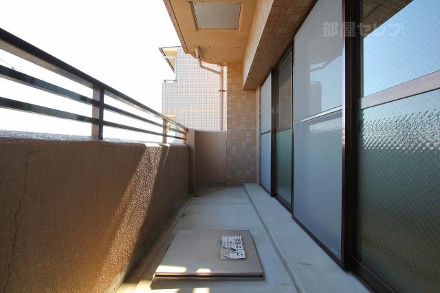 バルコニー　沢山洗濯物干せそうですね。