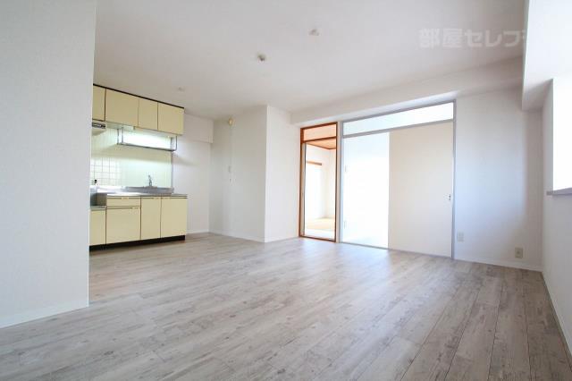 居室・リビング　白めの床で明るい少し広めのＬＤＫです。