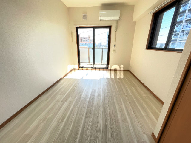 居室・リビング　南向きの明るいお部屋です