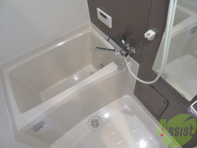 バス・シャワールーム　お風呂は肩まで浸かれる広さがありそうです。