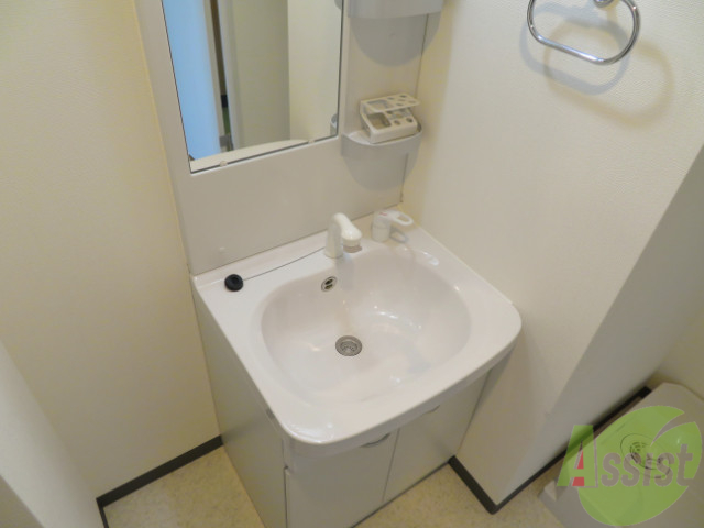 洗面設備　ドレッサータイプの洗面台です。毎朝の準備が快適ですね。