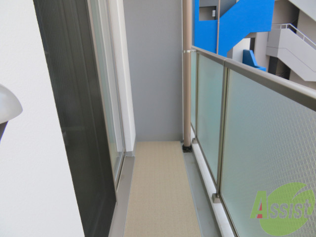 バルコニー　バルコニーは広くて洗濯物も十分に乾かせそう。