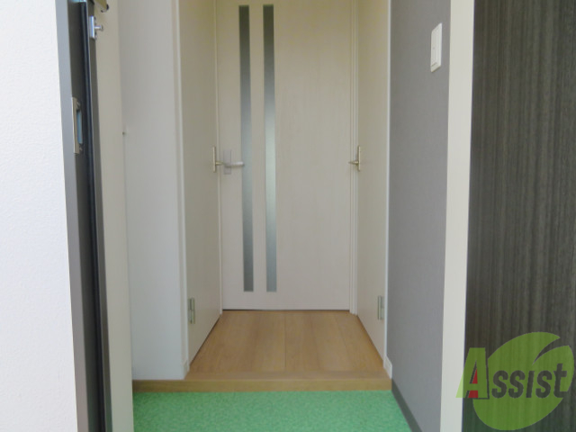 玄関　玄関の床は水はけが良さそうです。明るいですね。