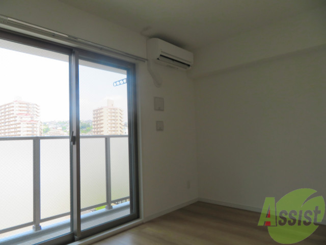 居室・リビング　６帖のお部屋です。窓が広めで使い勝手良さそう。