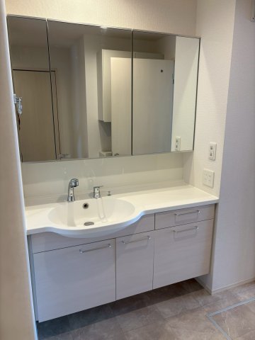 洗面設備　ゆったりとスペースのある洗面所