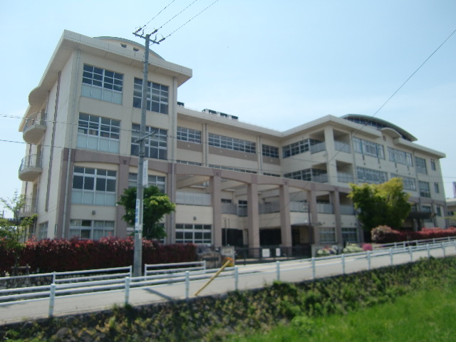 小学校　宝塚市立宝塚第一小学校（小学校）まで561m