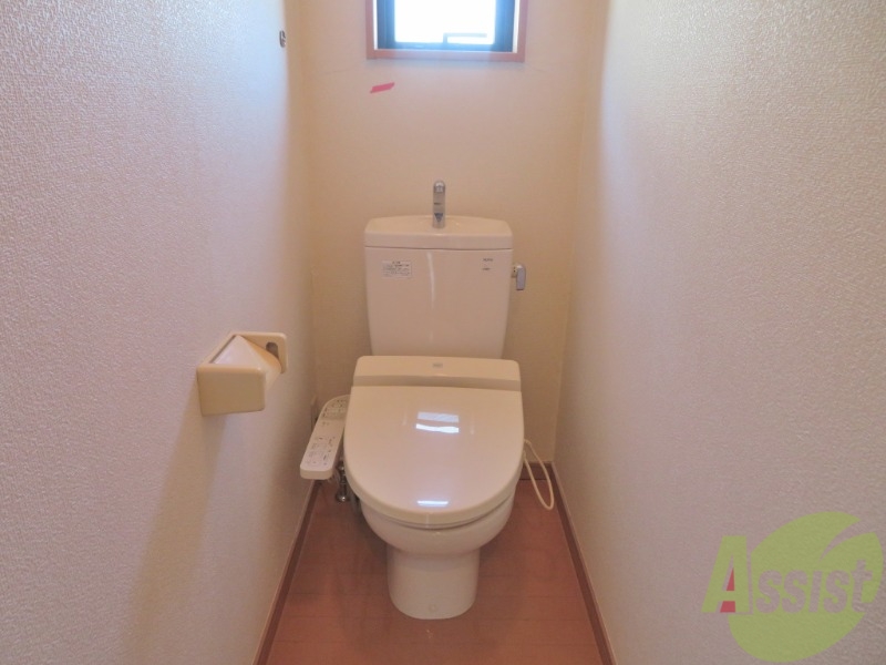 トイレ　温水洗浄便座付きのトイレは、使用しやすくうれしいですね。