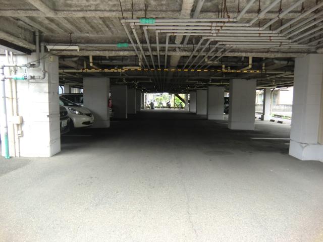 駐車場　1階屋根付き駐車場