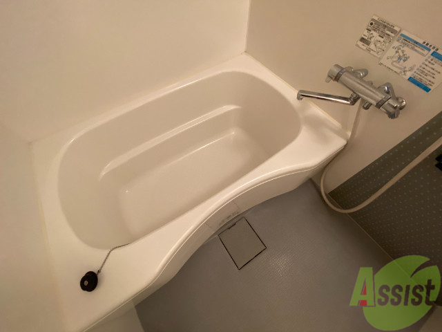 バス・シャワールーム　浴室はゆったりと浸かれるサイズ感になっています。