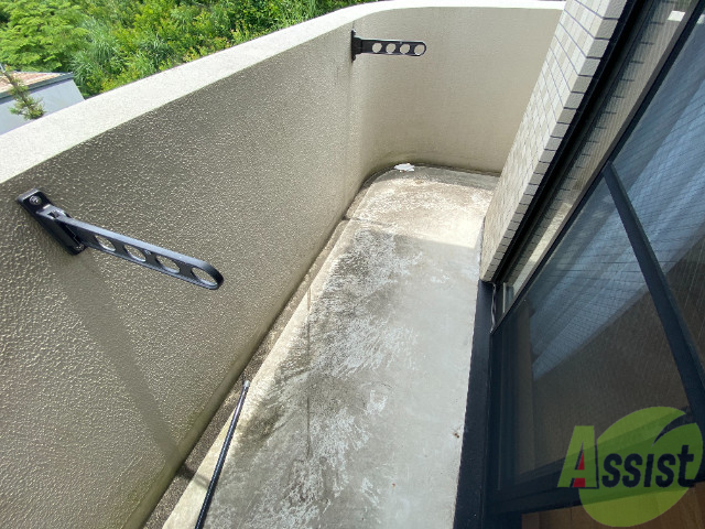 バルコニー　バルコニー。洗濯物がはかどりそうな広さがありますよ。