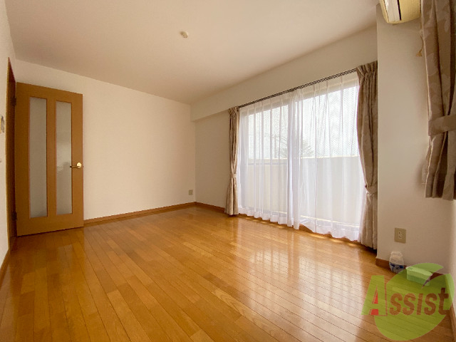 居室・リビング　１２帖の洋室です。広々として、きれいですね。